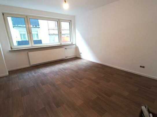 Direkt in Wiesbaden-City: Helle, frisch sanierte 1-Zimmer-SINGLE-Wohnung; Balkon; neues Badezimmer