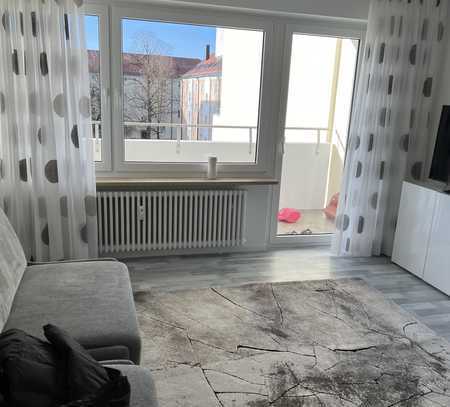 Geschmackvolle 2 Zimmer Wohnung sowie Balkon und EBK in München