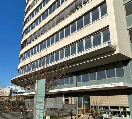 Modernes Bürogebäude in Rheinnähe