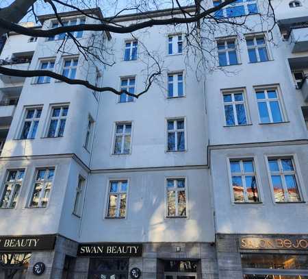 Kurfürstendamm/Ruhig gelegene und vollsanierte Altbauwohnung mit Balkon