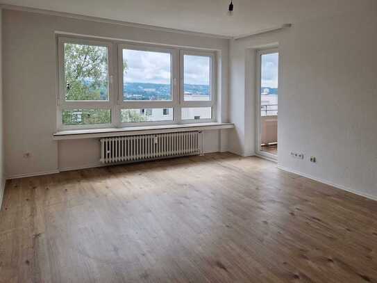 Frisch renovierte, helle 2-Zimmer-Wohnung mit Balkon