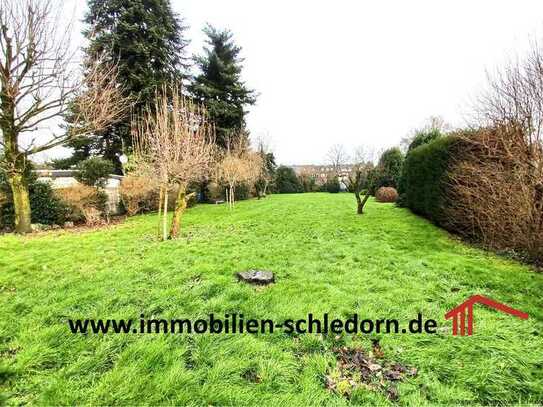 Besondere Immobilie: Freistehendes Mehrfamilienhaus, Garagenhof mit 17 Garagen u. großem Garten
