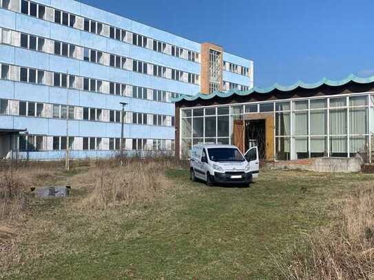 Gewerbegebäude mit 120 Zimmern + Anbau einer Halle