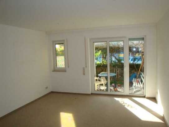 Kleine Wohnung mit Einbauküche und Terrasse!
