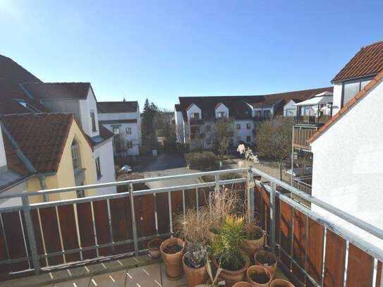 Freie 3-Zi.-DG-Whg. mit Einbauküche, ca. 6 m² Westbalkon in den Innenhof u. 2 Bädern in Niedertra...