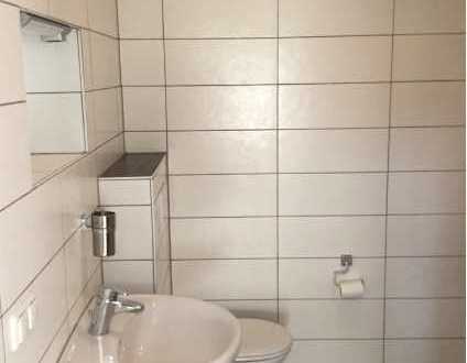 Geschmackvolle Wohnung mit drei Zimmern sowie Balkon und Einbauküche in Dreieich