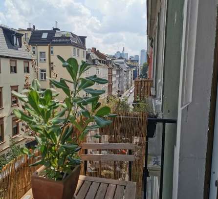 ZWISCHENMIETE: Charmante 2-Zimmer-Altbauwohnung mit Balkon, möbliert. (ab Juli 2025, 1 Jahr)