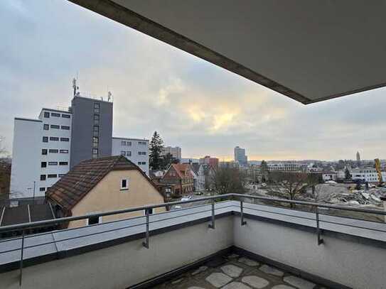 FÜR SENIOREN: 2,5 Zimmer Penthouse Wohnung - barrierefrei mit Aufzug und Ausblick sucht neue Mieter!