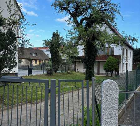 Lichtdurchflutetes Einfamilienhaus mit großem Garten