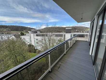 Bezugsfrei 2 Zimmer Wohnung mit Außenstellplatz und sonnigem Balkon