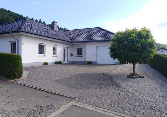 moderner Bungalow mit großem Garten