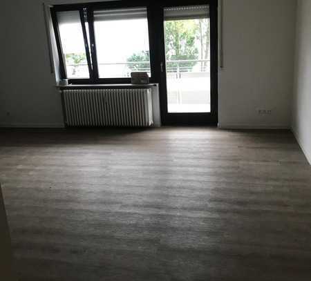 4 Zimmer EG-Wohnung komplett saniert - zentrale Lage !!