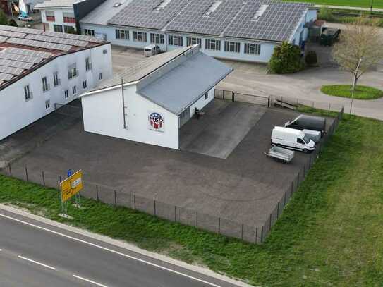 Kleine Halle mit viel Freifläche, direkt an der Staatsstraße 2074