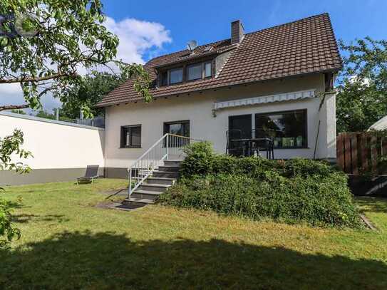 Großes Zweifamilienhaus mit drei Garagen, großer Dachterrasse und tollem Südgarten in Top-Lage