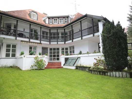 6-Zimmer-Villa mit wunderschönem Garten, Parkett + Lift in Bestlage Bogenhausen/Herzogpark