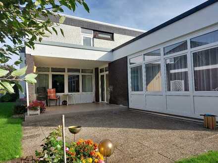 MUHLE IMMOBILIEN: *** Tolles, geräumiges Architektenhaus mit Garage in guter Wohnlage ! *** TOP !!!