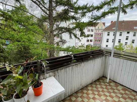 Große 3 Zimmerwohnung / Einbauküche mit Tageslichtbad und Balkon. Zentral und doch im grünen!