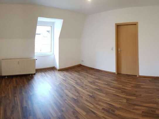 Schöne 3-Raumwohnung mit großer Wohnküche und Balkon + 17 m² Wohnzimmer