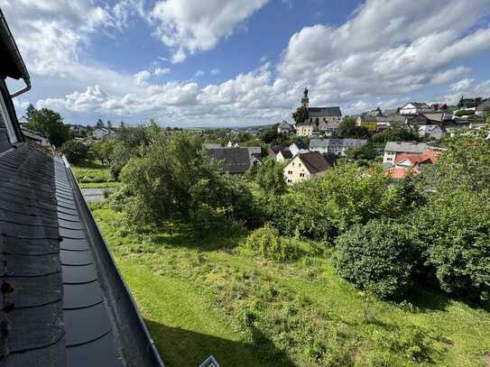 Gepflegtes 2 Familienhaus mit 1 Baugrundstück zu einem Preis