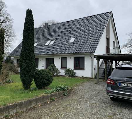 Owschlag: Feine moderne 4 Zimmer Wohnung mit Garage und Garten im EG eines 2-Familienhauses.