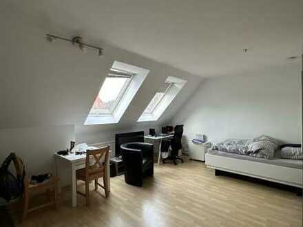 Stilvolle 1-Zimmer-DG-Wohnung mit Einbauküche in Stuttgart