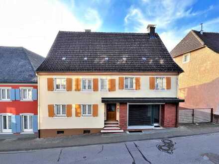 Stattliches Wohnhaus mit kleinem Laden