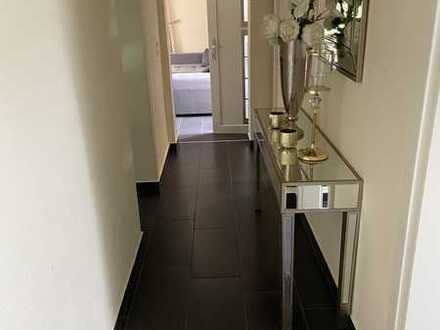 Sanierte Wohnung mit drei Zimmern sowie Balkon und Einbauküche in ludwigshafen