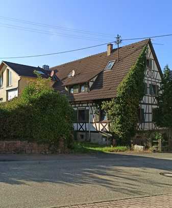 75334 St.-Feldrennach: Historisches Haus, renovierungsbedürftig, 120 qm Wfl., Garten, Scheune