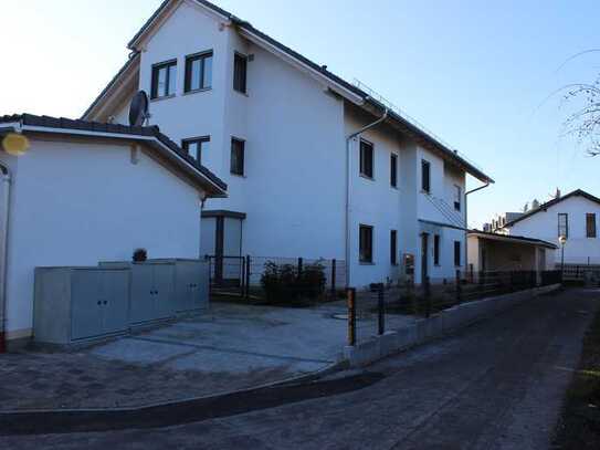 Moderne lichtdurchflutete Obergeschoss 3-Zimmer-Wohnung mit Balkon in Zorneding.