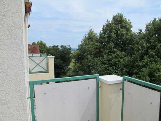 Sonnige, helle 2-Zimmer-Wohnung mit Balkon, Kamin und EBK in Bad Soden am Taunus für Singles