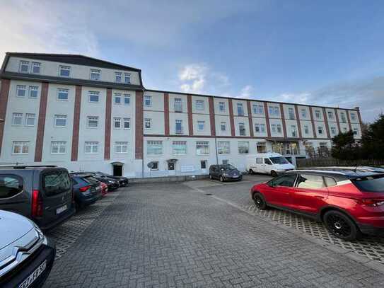 Großzügige Wohnung mit Laminat, Dusche und Wanne...