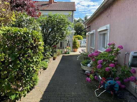 Entspanntes Wohnen mitten im beliebten Mainz-Bretzenheim, mit Wohnhaus und Remise