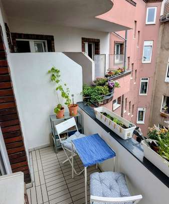 Möbliertes WG-Zimmer mit Balkon und Einbauküche