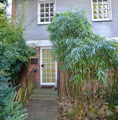 Norderstedt - mit viel Potential: Reihenendhaus mit Balkon, 500 m² herrlichem Garten und Garage..!