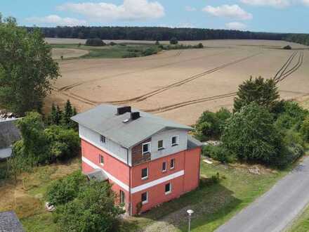 Liebevoll teilrenoviert und vielseitig nutzbar: Authentisches Altbahnhaus in Feldrandlage