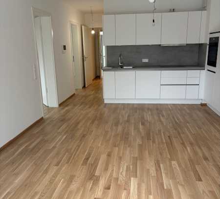 Neubau Erstbezug: 3 Zi Wohnung mit Parkett / Terrasse/ EBK/ Stellplatz uvm. im Herzen von Maintal