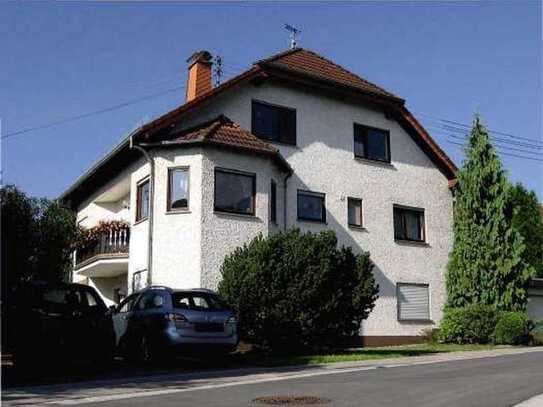 3-Zimmer-Mietwohnung im Dachgeschoss mit Balkon und zwei Stellplätzen