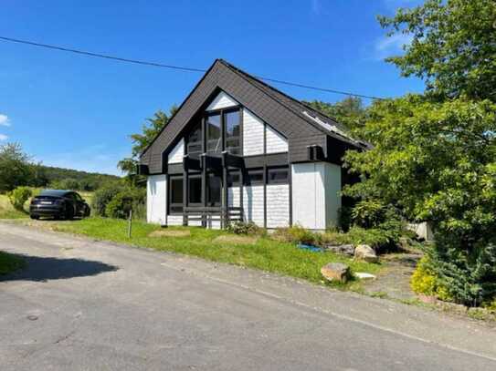 Architektonisch reizvolles Einfamilienhaus mit Einliegerwohnung