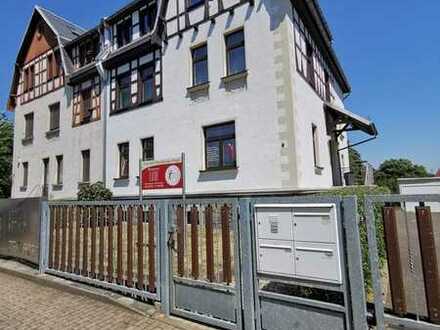 Schönes Mehrfamilienhaus mit Praxis - und Bürofläche und zusätzlicher Grundstücksfläche in Jößnitz