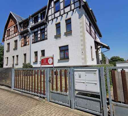 Schönes Mehrfamilienhaus mit Praxis - und Bürofläche und zusätzlicher Grundstücksfläche in Jößnitz