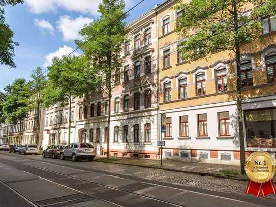 Sonniger Balkon sowie neue Einbauküche und Tageslichtbad mit Wanne