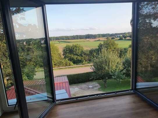Geschmackvolle 4-Zimmer-Wohnung mit traumhafter Aussicht mit Balkon und EBK in Elchingen