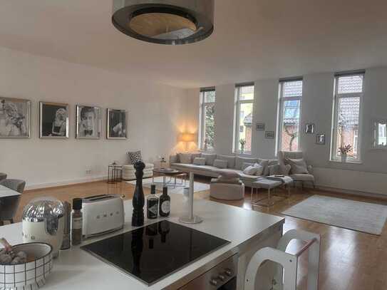 Altbau mit 76 Qm Loftwohnzimmer. Pendeltüren. Parkett. Neues Mosaikfliesenbad. Offene Küche. 3 Zi.