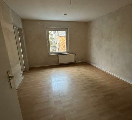 2,5-Raum-Wohnung mit weißen Badezimmer und Abstellkammer auf ca. 43 m²