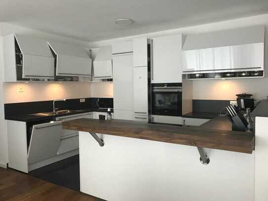 Neuwertige Wohnung mit vier Zimmern sowie Balkon und Einbauküche in Bad Camberg