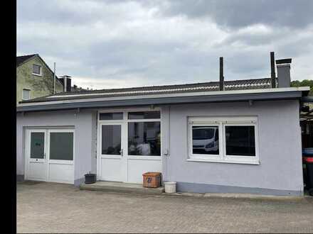 Helle Gewerbehalle für Produktion/Werkstatt mit Büro, Lager- und Sozialräumen