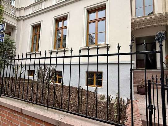 Historic center: 4 room apartment Wilhelminian style villa with fitted kitchen and garden area