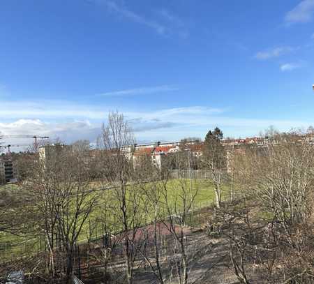 Kernsanierte und möblierte 3-Zimmer-Wohnung mit Balkon, EBK und schöne Aussicht