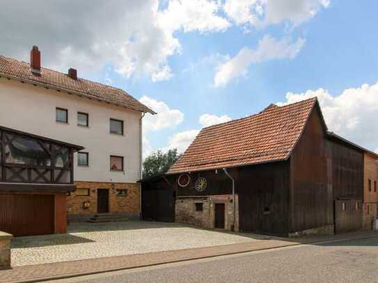 Zweifamilienhaus mit großem Scheunenanbau und Ausblick ins Grüne in Oberkalbach