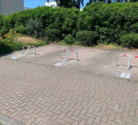 Außenstellplatz mit Sperrbügel an der Klostermauer im Vogelgesang zu vermieten!